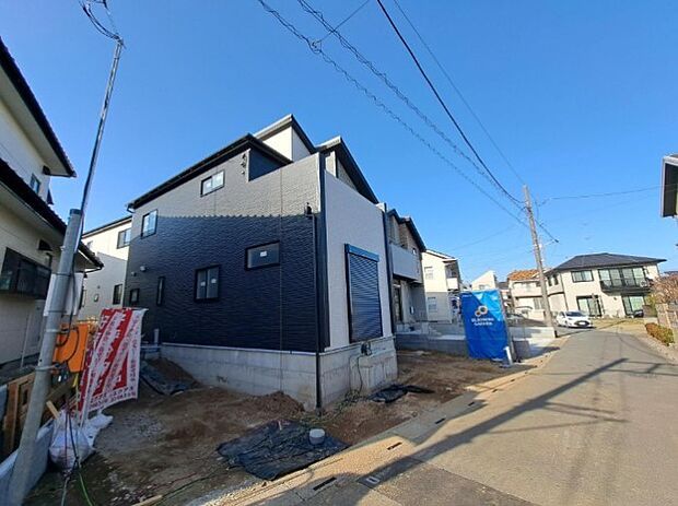 前面道路の日当たりの良い明るいお家。