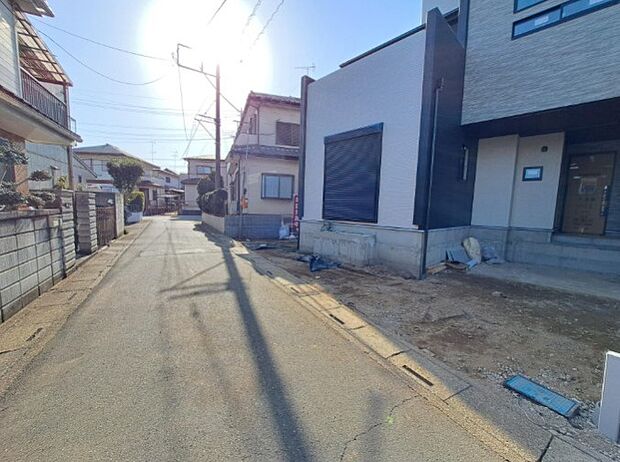 ゆったりとした駐車スペースを確保いたしましたので、大きめのお車でも駐車可能です。自転車やバイクなど、ゆとりのある敷地で置き場所に困ることはないでしょう。