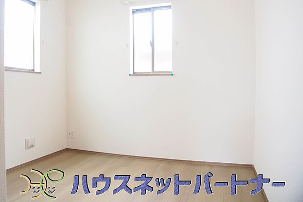 昨今のトレンドになりつつあるのが、広過ぎず、快適すぎない子ども部屋。勉強と寝るだけの部屋にすることで閉じこもりがなくなり、リビングで過ごす時間が増えると言われています。