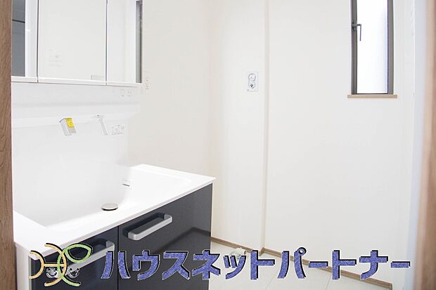 洗顔や手洗いはもちろん、シャンプーも行える多機能洗面台です。広い洗面台を使えば手洗い洗濯などにも利用できます。