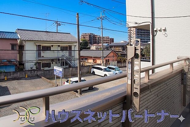 朝の澄んだ空気や、夕方に吹く清々しい風を五感で感じられるバルコニー。住まいの中で唯一屋外にあって、本当の自然を感じられるスペースです。