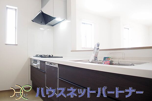 カウンターキッチンは広くて収納力もあるので、快適に料理をすることができます。食器や炊事用具を手の届くところに配置しやすいため調理もスピーディーです。