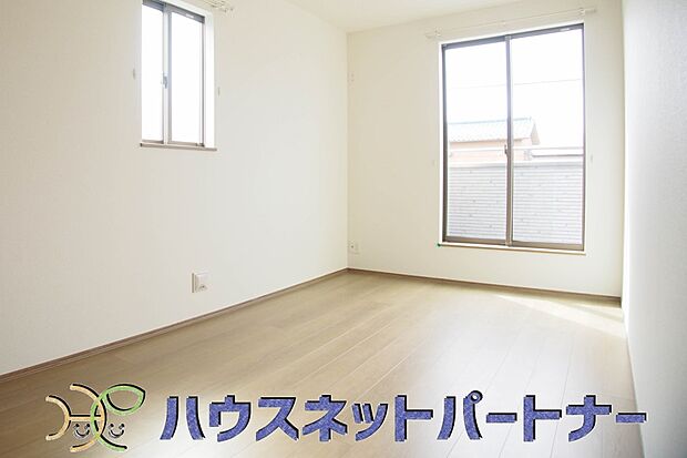 居室のサッシにはペアガラスを採用、高い断熱性による省エネと結露対策に有効です。室内を快適な空間に代えてくれます。現地の採光や通風も実際にご確認下さい。