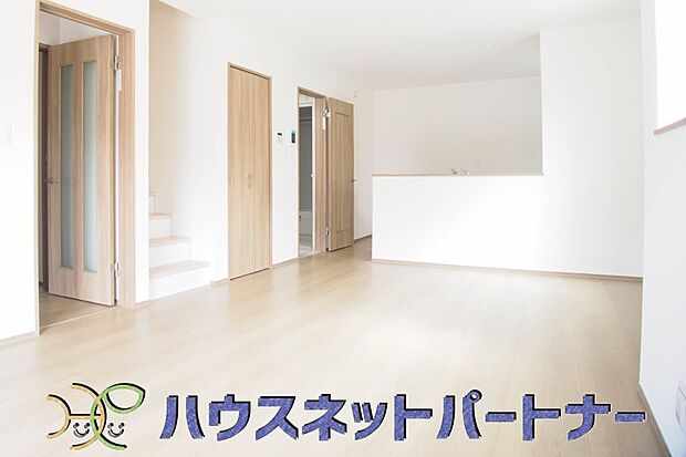 カウンターキッチンなら、リビングで遊ぶ子供の様子を見ながら料理ができるので安心です。料理を運んでもらったり、子供にお手伝いしてもらいやすいのもいいですね。