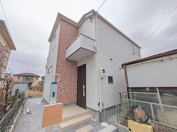 上質感漂う玄関へのアプローチ。居住者の帰り、訪れる方を優しく迎える・安らぎに満ちた生活空間を予感させる。健やかな暮らしを楽しめそう。