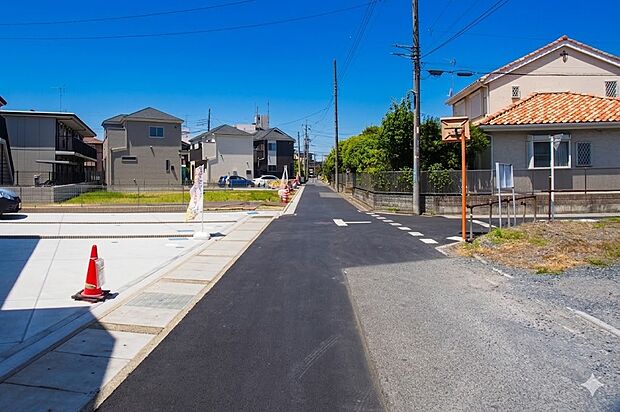 街に溶け合う美しい景観と、採光や風通しを考えて設計された間取り。近隣の視線を考え調整した窓位置など、外観だけでなく、住まうご家族の心地よさを最優先しました。
