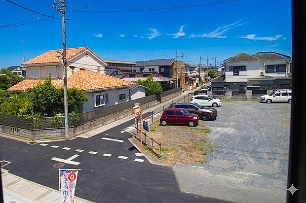 周辺は高い建物が無く、解放感が感じられます。