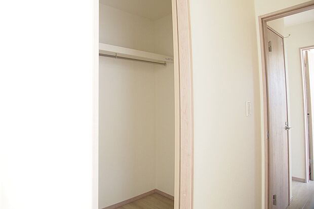 ウォークインクローゼットのメリットは、衣類の他、バッグやアクセサリーなど、身につけるものを一部屋に集めて管理できること。必要なときに見つけやすいです。