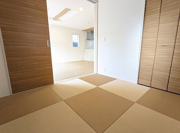 意外と場所をとるアイロンがけや、洗濯物をたたむときにも広々と使うことができ、ちょっと一休みしたい時、すぐに横になれることも魅力ですよね。また、来客時に客間や宿泊部屋として活用できます。