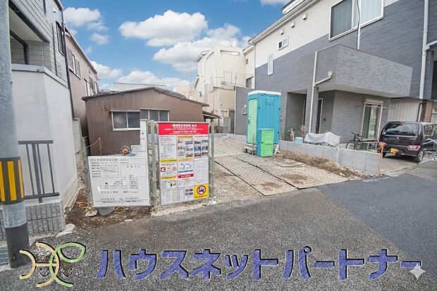 街に溶け合う美しい景観と、採光や風通しを考えて設計された間取り。近隣の視線を考え調整した窓位置など、外観だけでなく、住まうご家族の心地よさを最優先しました。