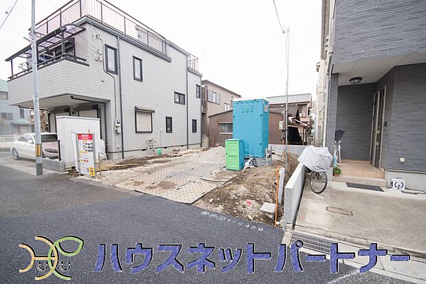 堂々たる趣ながら、主張し過ぎずどこか余裕を感じさせるシャープなフォルムで佇む邸宅は、晴天の空と照らし合わせる事で、本来あるべき完成形の姿を見せてくれます。