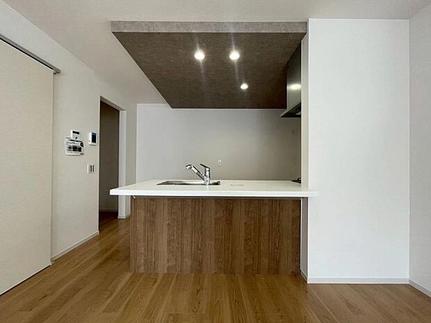 カウンターキッチンなら、リビングで遊ぶ子供の様子を見ながら料理ができるので安心です。料理を運んでもらったり、子供にお手伝いしてもらいやすいのもいいですね。