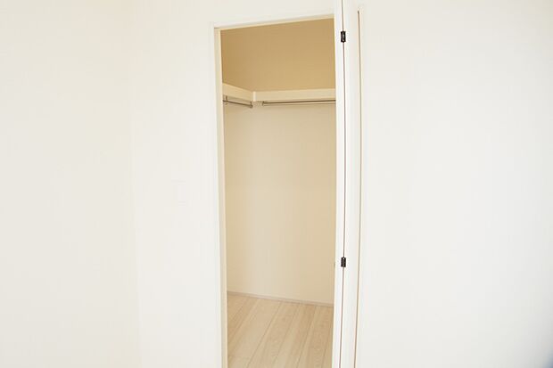ウォークインクローゼットのメリットは、衣類の他、バッグやアクセサリーなど、身につけるものを一部屋に集めて管理できること。必要なときに見つけやすいです。