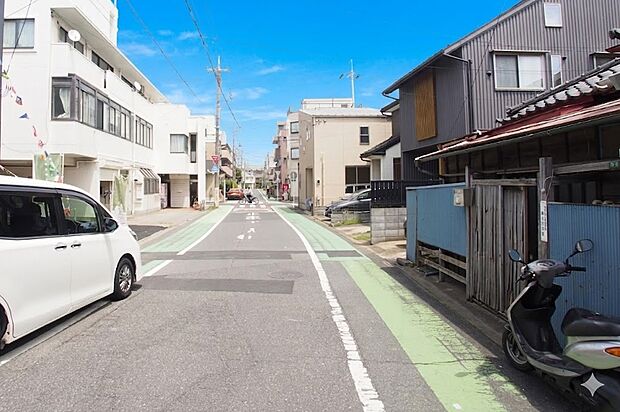 前面道路でお車を駐車するのも楽々。