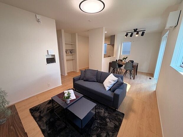 通風・採光に優れ、心地よい光と風が溢れています。 贅沢で豊かな居住性と、プライドを満たすクオリティが見事に調和した住空間。新築ならではの快適なひとときをご体感頂ける筈です。