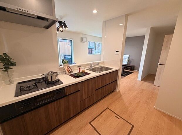 カウンターキッチンは広くて収納力もあるので、快適に料理をすることができます。食器や炊事用具を手の届くところに配置しやすいため調理もスピーディーです。