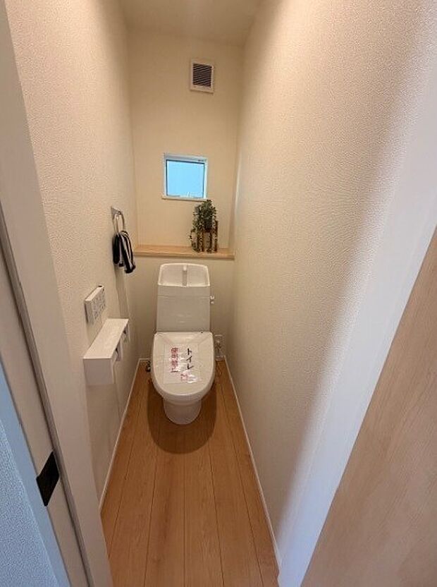 快適な生活を送るための必須アイテムとなった洗浄機能付トイレ。おしり洗浄、ビデ洗浄、暖房便座の3つの機能を標準装備しています。