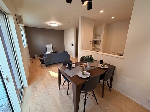 忙しい朝でも家族揃って食事をして頂ける、ゆとりある大きさのダイニングスペース。奥様の手料理をカウンター越しに受けとって頂き、テーブルで囲む素敵な時間を存分にお愉しみ下さい。