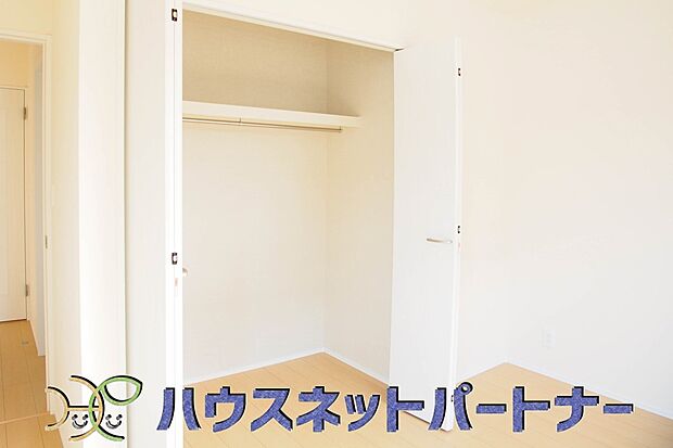 壁面クローゼットのメリットは、衣類が横一列に並ぶためひと目で洋服が選びやすいこと。衣類をたくさんお持ちの方も、限られたスペース内に無理なく収納することができます。