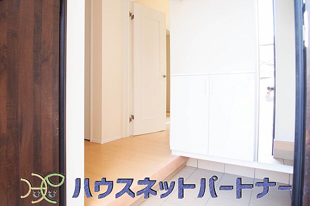 玄関の扉を開けると家族の待つお家。幸せを感じる瞬間です。