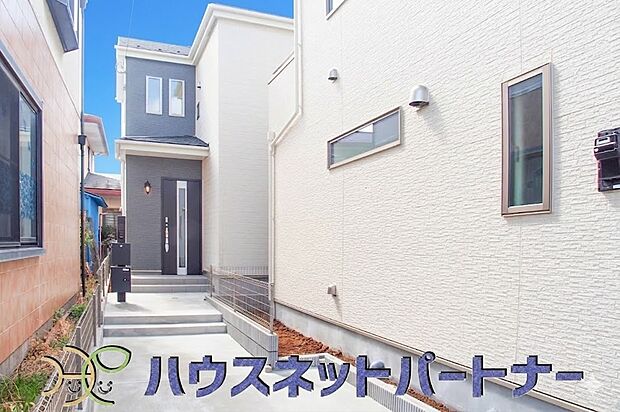 玄関はおうちの顔と言われます。玄関アプローチは、外観デザインの印象を左右します。ご家族の個性を出しながら、素敵な玄関でお客様をお迎えしてください。