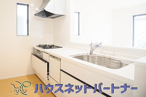 カウンターキッチンは広くて収納力もあるので、快適に料理をすることができます。食器や炊事用具を手の届くところに配置しやすいため調理もスピーディーです。