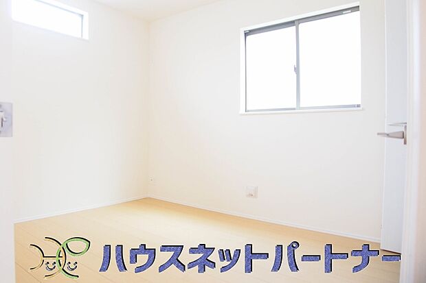 柔らかな日差しが入る洋室は落ち着いた雰囲気のお部屋です。ベッドを置いてゆったりと心も体も休まるお部屋へ。