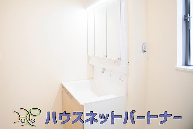 ミラーを手前に引けば、楽な姿勢で髭剃りやメイクができます。合わせ鏡にすればヘアスタイルのチェックもラクラク。洗面化粧台のミラー裏にはたっぷり入る収納スペースを設けています。　