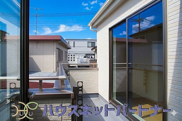 太陽の光が燦々と降り注ぐ広さのあるバルコニーで毎日のお洗濯も快適に。太陽は心を元気にしてくれますよね。