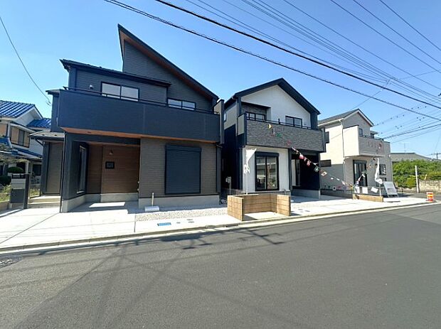 街に溶け合う美しい景観と、採光や風通しを考えて設計された間取り。近隣の視線を考え調整した窓位置など、外観だけでなく、住まうご家族の心地よさを最優先しました。