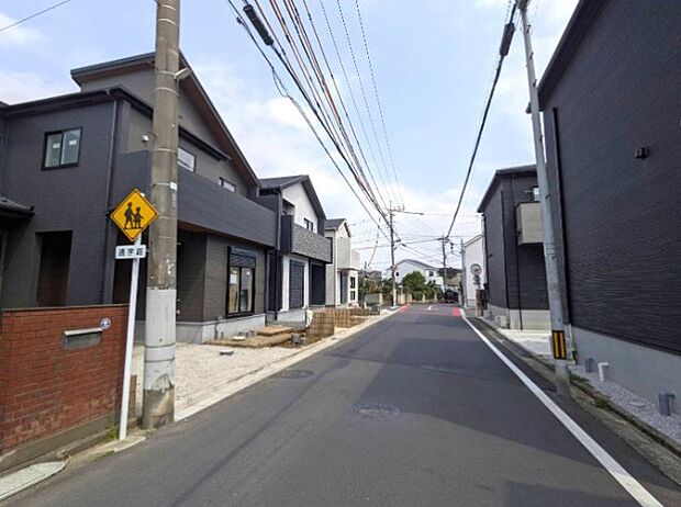 前面道路の日当たりの良い明るいお家。