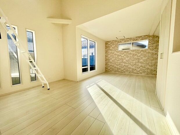 通風・採光に優れ、心地よい光と風が溢れています。 贅沢で豊かな居住性と、プライドを満たすクオリティが見事に調和した住空間。新築ならではの快適なひとときをご体感頂ける筈です。