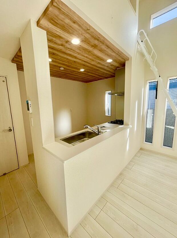 キッチン吊戸棚を無くす事によって、コミュニケーションを重視した設計に致しました。区画によって変わる一体感を、実際にご覧になって頂けましたらと思います。 