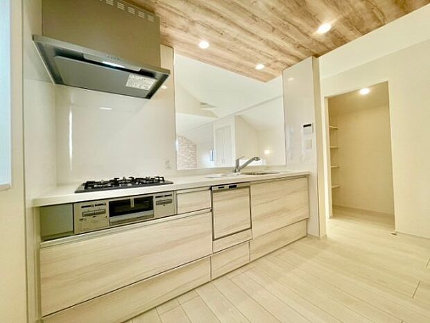 カウンターキッチンなら、リビングで遊ぶ子供の様子を見ながら料理ができるので安心です。料理を運んでもらったり、子供にお手伝いしてもらいやすいのもいいですね♪