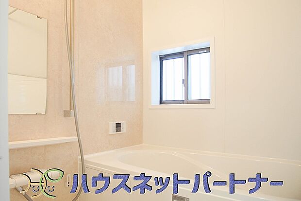 明るい作りの浴室は心も体もリフレッシュさせてくれます。窓もあるので湿気を外へ逃がすことも出来ます。