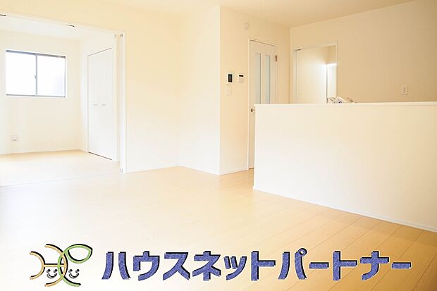 雑誌の一コマのようなダイニングキッチン。収納も豊富で機能的です。