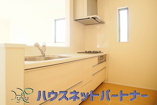 明るく開放的なオープンキッチン。家族とのコミュニケーションが取りやすく、みんなの笑顔が溢れます。