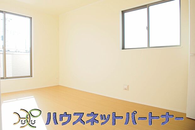 柔らかな光り差し込む家族に優しい洋室は子供部屋にぴったり。