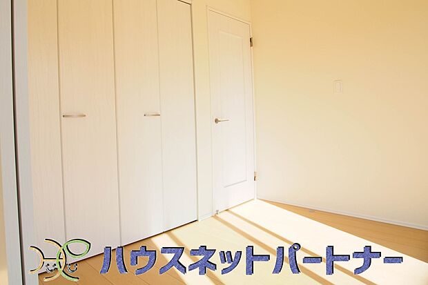 壁面クローゼットのメリットは、衣類が横一列に並ぶためひと目で洋服が選びやすいこと。衣類をたくさんお持ちの方も、限られたスペース内に無理なく収納することができます。