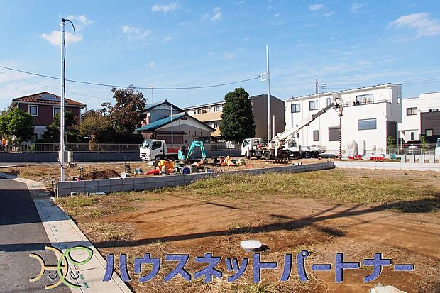 便利な施設が徒歩圏内の魅力的な街に、オーナー様の暮らしを思う心遣いが細部までに感じ取れる邸宅が誕生。