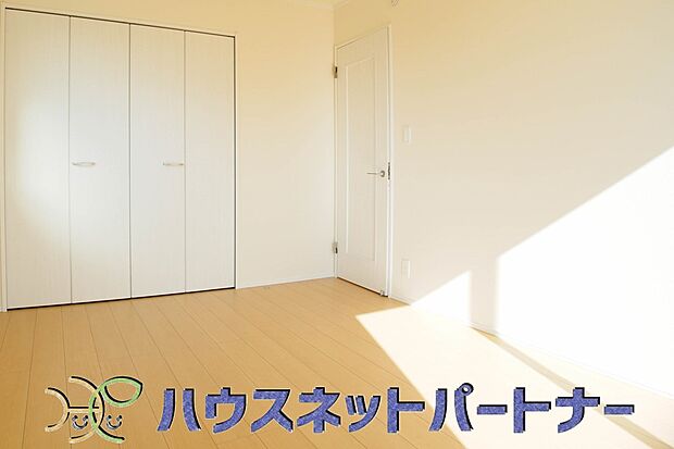 リビングのお隣の洋室は、ホームパーティーの時に開放して楽しい空間作りが出来ます。