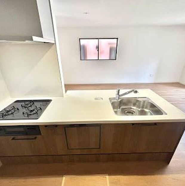 三口コンロで料理の幅を拡げてくれる使いやすいシステムキッチンを採用。洗い場も大きいので野菜や食器を洗ったりする際にも捗り、奥様の強い味方となってくれるはずです。