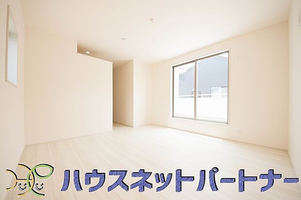 たっぷりの収納も配備しており、片付いた空間を現実出来そう。陽光も降り注ぐ明るく開放的な空間が魅力的。
