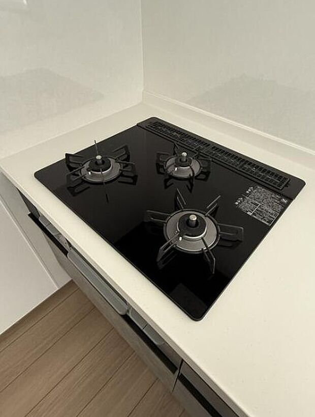 三口コンロで料理の幅を拡げてくれる使いやすいシステムキッチンを採用。洗い場も大きいので野菜や食器を洗ったりする際にも捗り、奥様の強い味方となってくれるはずです。