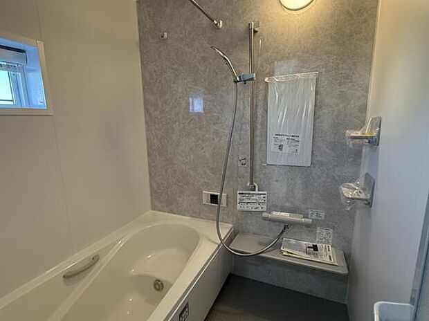 高級感溢れるカラーと大きさ・柔らかな曲線で構成された半身浴も楽しめるバスタブが心地よさをもたらします。