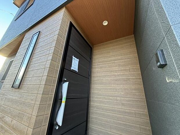 玄関の扉を開けるとそこは家族の待つお家。笑い声が聞こえてきそう。