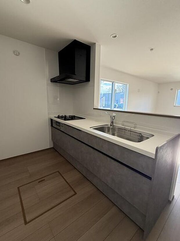 カウンターキッチンなら、リビングで遊ぶ子供の様子を見ながら料理ができるので安心です。料理を運んでもらったり、子供にお手伝いしてもらいやすいのもいいですね♪