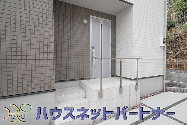 玄関の扉を開けるとそこは家族の待つお家。笑い声が聞こえてきそう。