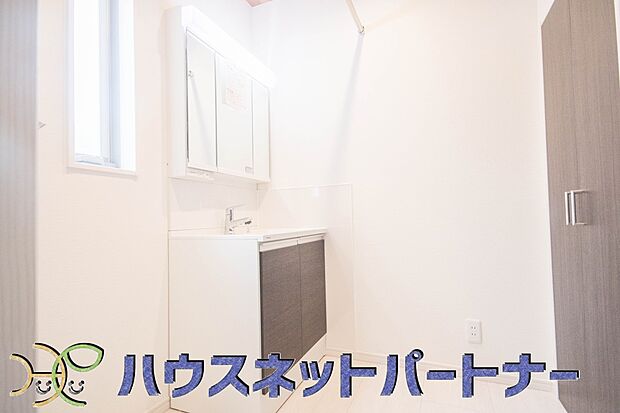 明るい清潔感のある洗面所は、鏡も大きくシンクが広々。朝の支度も楽にこなせます。