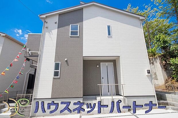 街に溶け合う美しい景観と、採光や風通しを考えて設計された間取り。近隣の視線を考え調整した窓位置など、外観だけでなく、住まうご家族の心地よさを最優先しました。